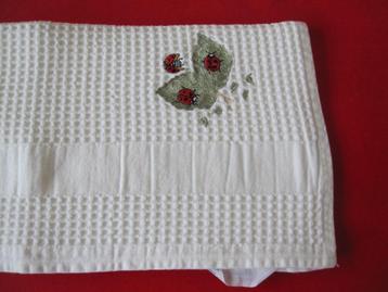 Fraaie France theedoek Mosaigues 45 cm bij 80 cm nieuw. beschikbaar voor biedingen