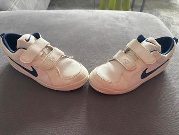 Witte Nike sport schoenen beschikbaar voor biedingen