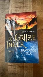 De Grijze Jager - De Brandende Brug (Boek 2) - John Flanagan, Boeken, Ophalen of Verzenden, Gelezen