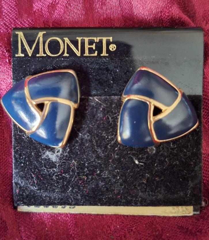 Monet Vintage Oorbellen Driehoek Model Goud/Blauw, Sieraden, Tassen en Uiterlijk, Oorbellen, Nieuw, Knopjes of Stekers, Overige materialen