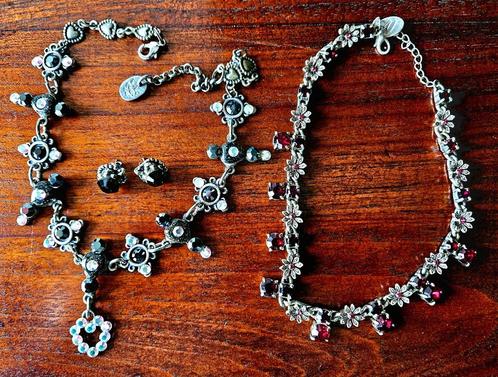 2 x Kettingen met zwarte en rode steentjes, Sieraden, Tassen en Uiterlijk, Kettingen, Gebruikt, Steen of Mineraal, Overige kleuren