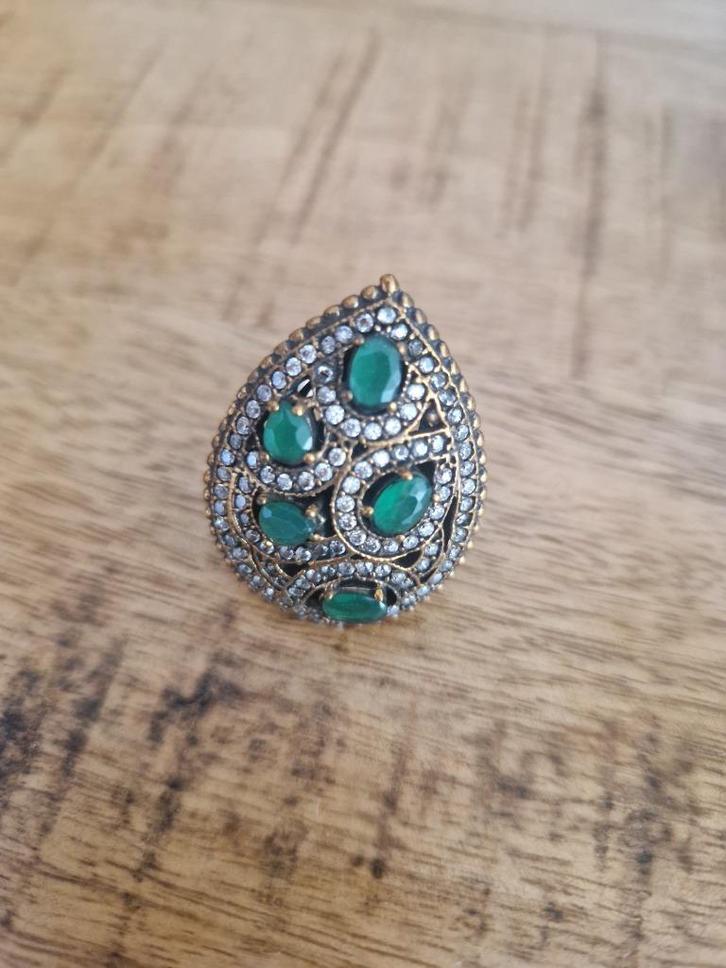 Antieke, zilveren ring met smaragd steentjes. Maat 19, Sieraden, Tassen en Uiterlijk, Antieke sieraden, Ring, Zilver, Met edelsteen