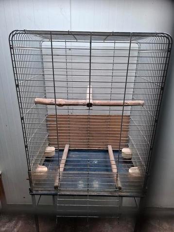 Papegaaienkooi gebruikt 70x50x90.Totale hoogte 170 cm beschikbaar voor biedingen