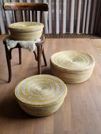 set van 3 geel witte afrikaanse zeegras manden, Huis en Inrichting, Woonaccessoires | Schalen en Manden, Mand, Verzenden, Rond
