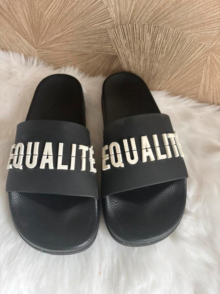 Equalité badslippers mt 42, Kleding | Heren, Schoenen, Zo goed als nieuw, Zwart, Ophalen of Verzenden
