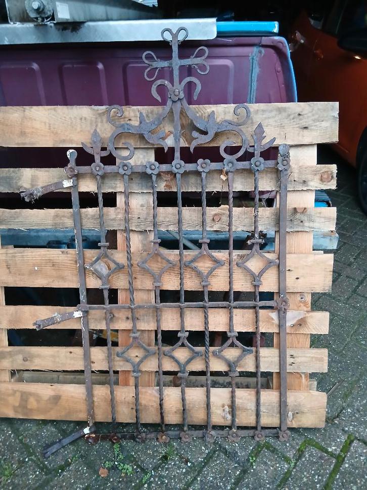 2 antieken hekjes, Antiek en Kunst, Antiek | Meubels | Stoelen en Banken, Ophalen