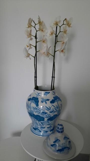 Chinese vaas met deksel, blauw handbeschilderd beschikbaar voor biedingen