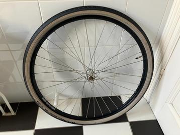 Voorwiel wiel fiets 28“ incl binnen- en buitenband - zgan beschikbaar voor biedingen