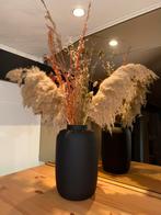 Zwarte vaas met droogbloemen, Huis en Inrichting, Woonaccessoires | Droogbloemen, Ophalen, Zo goed als nieuw