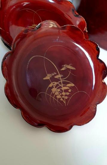 Oud,antiek bijzonder doosje met onderzetters  beschikbaar voor biedingen