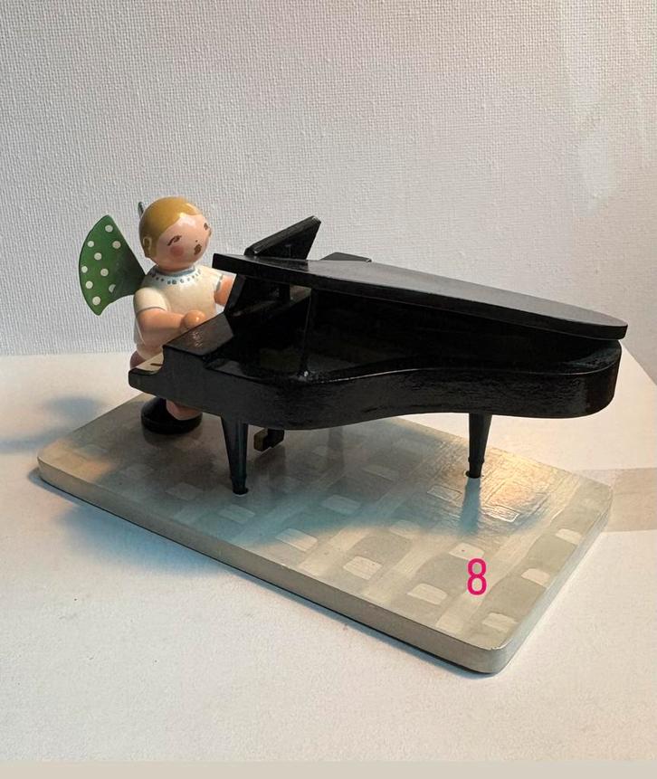 Wendt & Kuhn nr 8 engeltje met stippen achter open vleugel, Antiek en Kunst, Antiek | Overige Antiek, Ophalen