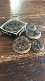 5 oude bloemenprikkers, Ophalen