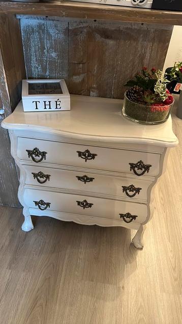 Buikkastje beschikbaar voor biedingen