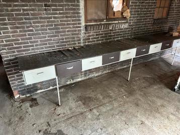 Werkbank met lades gratis op te halen beschikbaar voor biedingen
