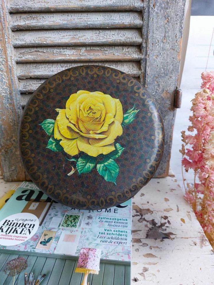 Oude koektrommel met gele theeroos, Antiek en Kunst, Antiek | Woonaccessoires, Ophalen of Verzenden