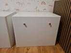 Petit Amelie speelgoedkist met tafeltjes (2 stuks), Kinderen en Baby's, Kinderkamer | Commodes en Kasten, Ophalen, Minder dan 75 cm