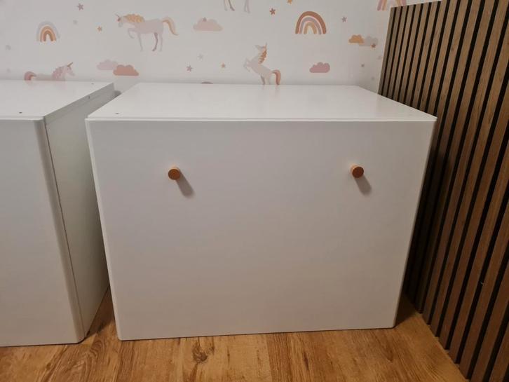 Petit Amelie speelgoedkist met tafeltjes (2 stuks), Kinderen en Baby's, Kinderkamer | Commodes en Kasten, Zo goed als nieuw, 105 cm of meer