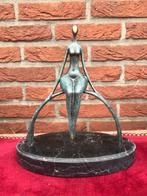 modern bronzen beeld, zittende dame, Ophalen of Verzenden, Brons