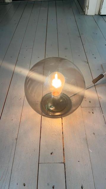 Mooie IKEA tafellamp met smokey glas beschikbaar voor biedingen