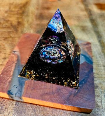 Uil Piramide Orgonite beschikbaar voor biedingen