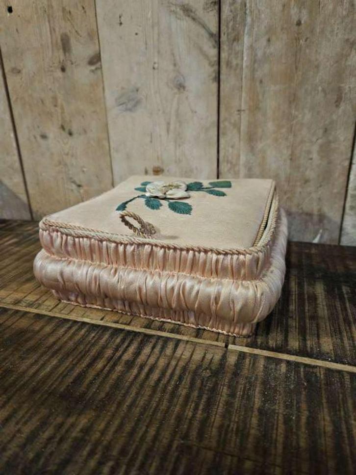 oud stoffen doosje ``WOONWINKEL RUSTIEK``, Antiek en Kunst, Curiosa en Brocante, Ophalen of Verzenden