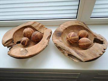 Twee houten schalen met houten ballen beschikbaar voor biedingen