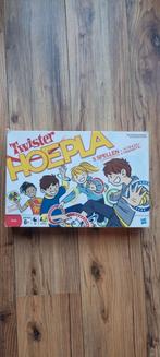 Twister Hoepla - Leuk familiespel!, Hobby en Vrije tijd, Gezelschapsspellen | Bordspellen, Vijf spelers of meer, Ophalen, Zo goed als nieuw