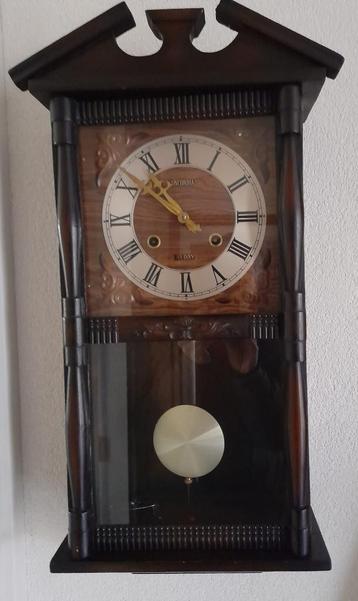 Mooie chique goed uitziende Vintage/ Antieke wandklok  beschikbaar voor biedingen