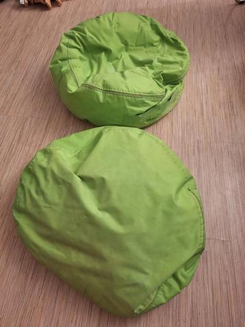 Twee groene zitzakken beschikbaar voor biedingen