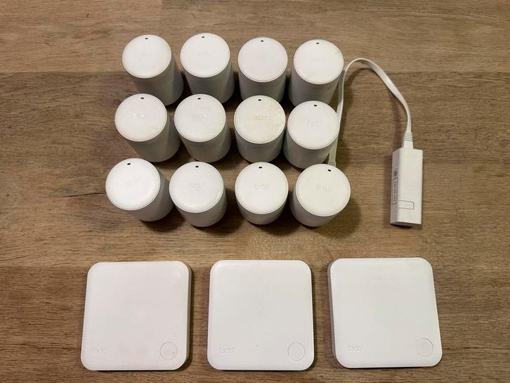 Tado V3 set met thermostaat en 12 radiator knoppen, Doe-het-zelf en Verbouw, Thermostaten, Zo goed als nieuw, Slimme thermostaat