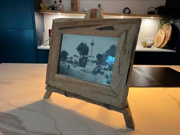 Houten fotolijst op staander beschikbaar voor biedingen