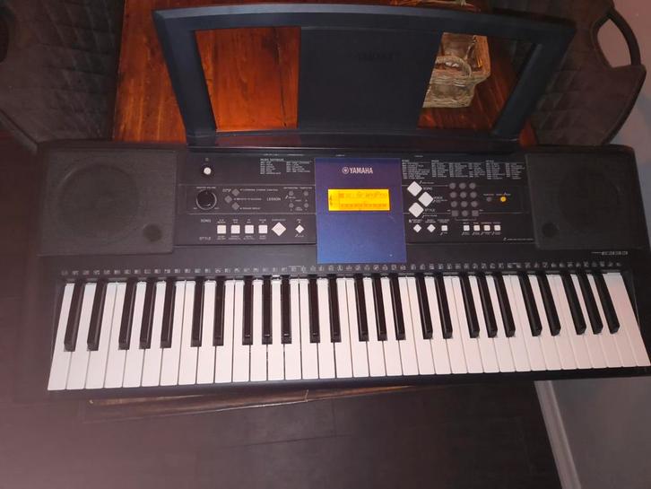 Yamaha PSR E333 Keyboard - 61 aanslagevoelig toetsen ypt330, Muziek en Instrumenten, Keyboards, Gebruikt, 61 toetsen, Yamaha, Aanslaggevoelig