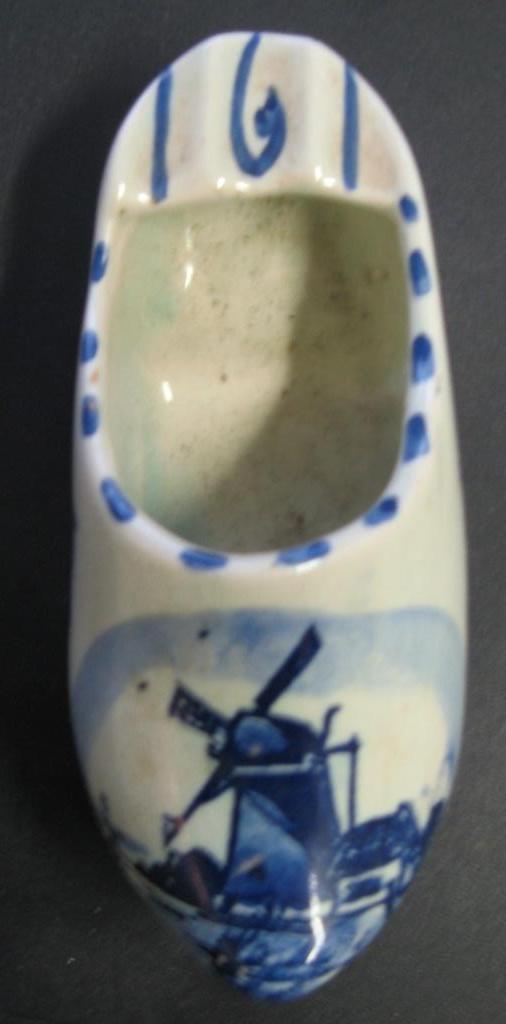 Delfts blauw aardewerken klompje / asbak, Verzamelen, Rookartikelen, Aanstekers en Luciferdoosjes, Sigarenbandjes, Ophalen of Verzenden