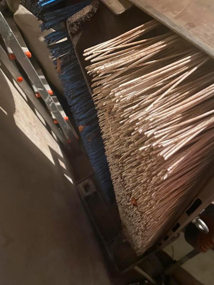 At machines - court master kunstgras borstel, Tuin en Terras, Gras en Kunstgras, Zo goed als nieuw, Ophalen