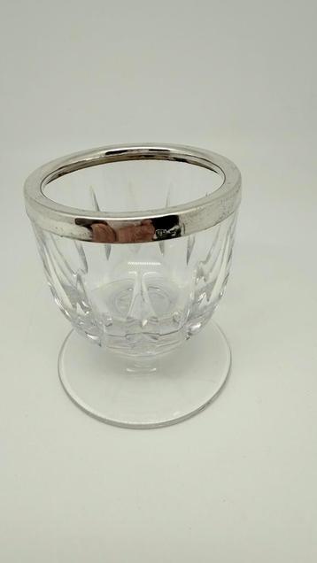 Glazen gaaf lepelvaasje met zilveren rand. Hoog: 7,3 cm. beschikbaar voor biedingen