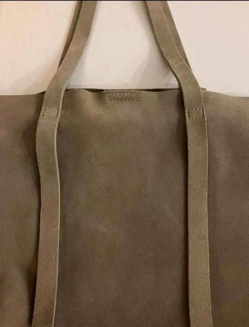 Suède tas zgan., Sieraden, Tassen en Uiterlijk, Tassen | Schoudertassen, Zo goed als nieuw, Beige, Ophalen of Verzenden