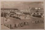 Amsterdam - Schiphol - Stationsplein (1957), Verzamelen, Ansichtkaarten | Nederland, Verzenden, 1940 tot 1960, Gelopen, Noord-Holland