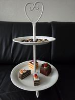 Witte Etagère met nep decoratie gebak en bonbons, Ophalen, Gebruikt