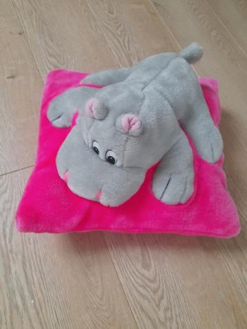 Leuke kussen met nijlpaard erop beschikbaar voor biedingen