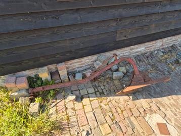 Ouderwetse ploeg beschikbaar voor biedingen