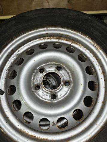 Autobanden op stalen velg beschikbaar voor biedingen