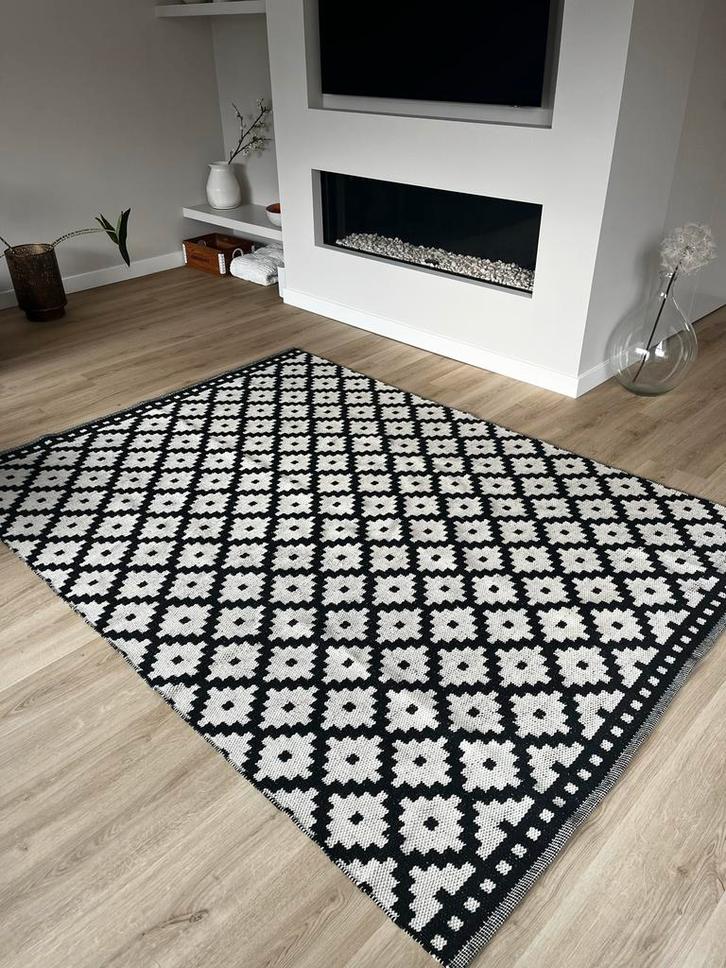 Mooi zwart-wit vloerkleed, Huis en Inrichting, Stoffering | Tapijten en Kleden, Zo goed als nieuw, 150 tot 200 cm, 200 cm of meer