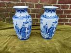 2 Vazen met blauw- wit Chinees decor., Antiek en Kunst, Verzenden