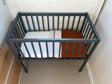 Babybed antriciet inclusief matras, moltons en lakens beschikbaar voor biedingen