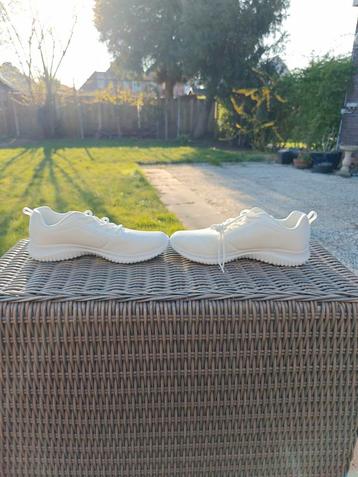 Witte schoenen  beschikbaar voor biedingen