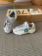 Yeezy Boost 700 Static V2, Wit, Nieuw, Ophalen of Verzenden, Sneakers of Gympen