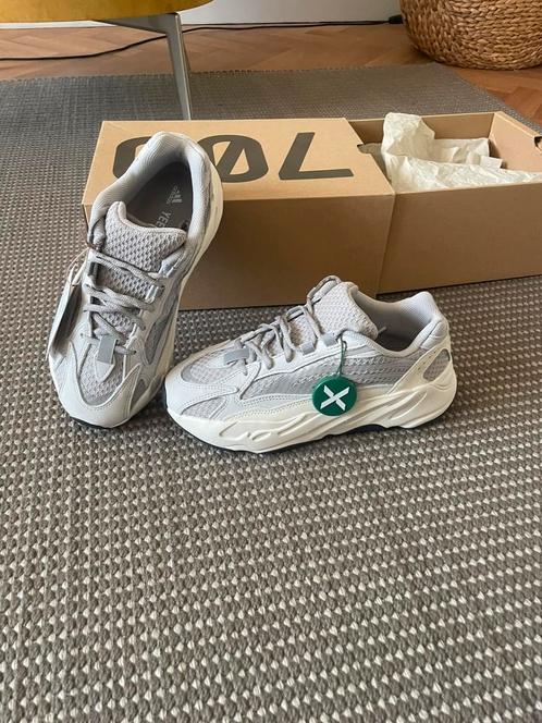 Yeezy Boost 700 Static V2, Kleding | Heren, Schoenen, Nieuw, Sneakers of Gympen, Wit, Ophalen of Verzenden
