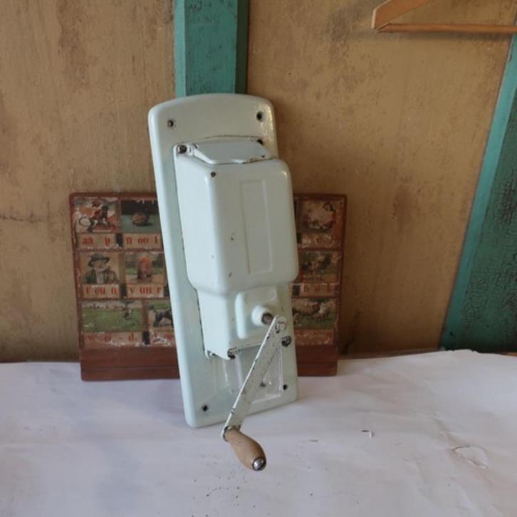 Koffiemolen metaal wand hang model origineel, Antiek en Kunst, Curiosa en Brocante, Ophalen of Verzenden