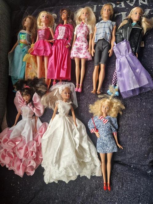FRAAIE GLOEDNIEUWE SET BARBIES (8x) EN KENT (1x), Verzamelen, Poppen, Zo goed als nieuw, Ophalen of Verzenden