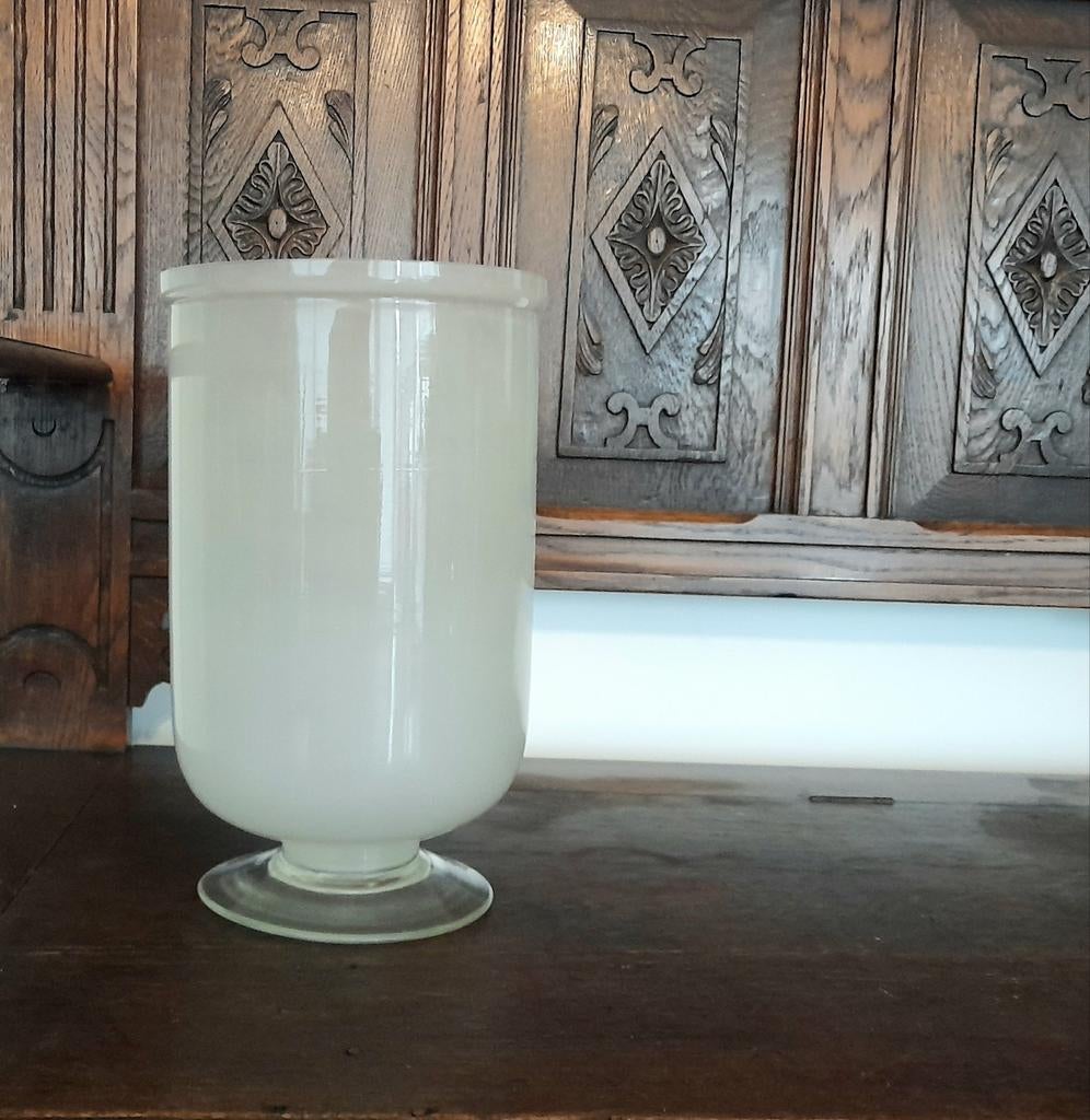 Grote ronde handgeblazen melkglas vaas op voet Muranostijl, Ophalen